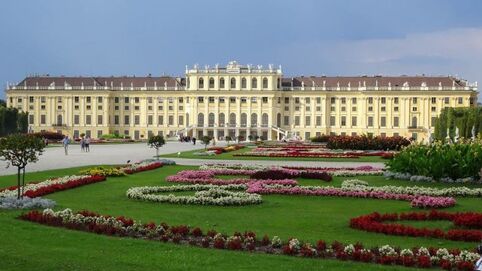 Image of Sschonbrunn Palace in Vienna, Austria