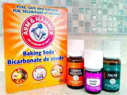 Baking soda and essential oils for making fresheners